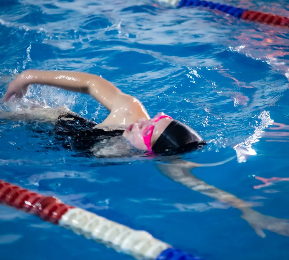 Persona realizando natación en Acuática Natación y Salud